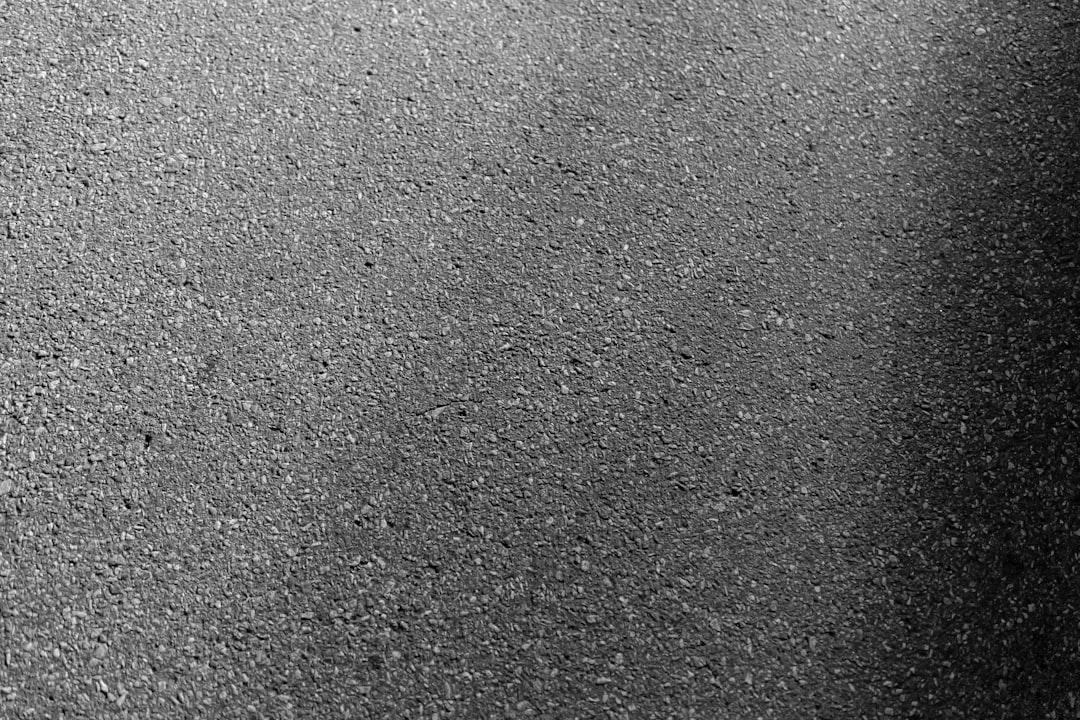 ¿Qué es el asfalto? La importancia del asfalto en la construcción de carreteras y sus precios.